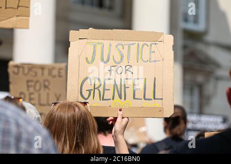 LEEDS, ENGLAND - 14. JUNI - eine große Anzahl von Menschen versammeln sich, um an der friedlichen Demonstration während der BLM-Protest auf dem Millennium Square, Leeds am Sonntag, 14. Juni 2020 teilzunehmen. (Kredit: Emily Moorby - MI News) Kredit: MI Nachrichten & Sport /Alamy Live Nachrichten Stockfoto