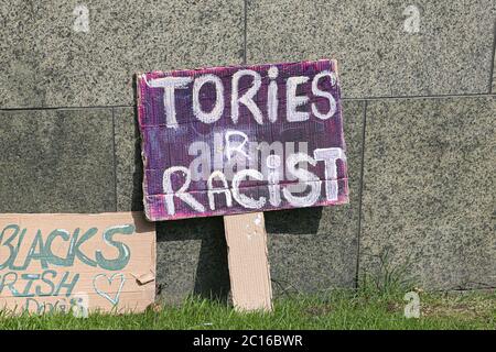 LEEDS, ENGLAND - 14. JUNI - eine große Anzahl von Menschen versammeln sich, um an der friedlichen Demonstration während der BLM-Protest auf dem Millennium Square, Leeds am Sonntag, 14. Juni 2020 teilzunehmen. (Kredit: Emily Moorby - MI News) Kredit: MI Nachrichten & Sport /Alamy Live Nachrichten Stockfoto