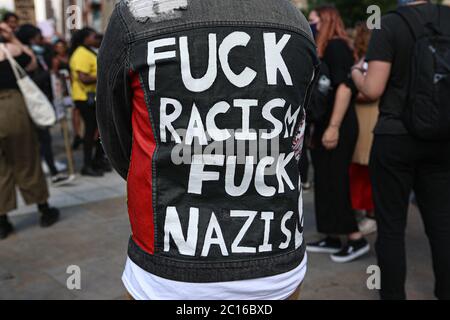 LEEDS, ENGLAND - 14. JUNI - eine große Anzahl von Menschen versammeln sich, um an der friedlichen Demonstration während der BLM-Protest auf dem Millennium Square, Leeds am Sonntag, 14. Juni 2020 teilzunehmen. (Kredit: Emily Moorby - MI News) Kredit: MI Nachrichten & Sport /Alamy Live Nachrichten Stockfoto