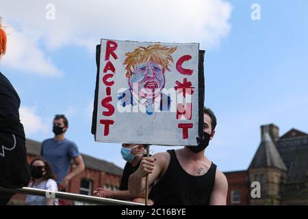 LEEDS, ENGLAND - 14. JUNI - eine große Anzahl von Menschen versammeln sich, um an der friedlichen Demonstration während der BLM-Protest auf dem Millennium Square, Leeds am Sonntag, 14. Juni 2020 teilzunehmen. (Kredit: Emily Moorby - MI News) Kredit: MI Nachrichten & Sport /Alamy Live Nachrichten Stockfoto