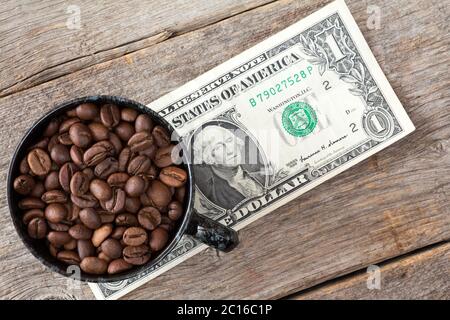 Tasse Kaffeebohnen auf Dollar-Banknote Stockfoto