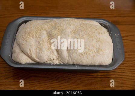 Vor dem Backen im Ofen in einer Brotform gebackenes Sesambrot Stockfoto