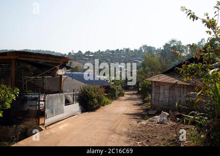 Typische Häuser in einem indigenen Hmong Dorf in der Provinz Mae Hong Son, Nord Thailand. Stockfoto