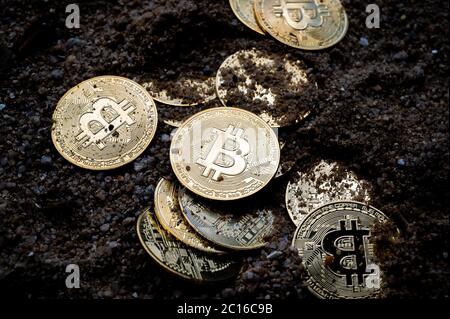 Hongkong - 13. Juni 2020: In dieser Fotolillustration werden visuelle Darstellungen der digitalen Kryptowährung, Bitcoin, dargestellt. Foto von Yu Chun Ch Stockfoto