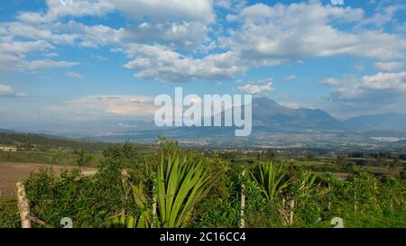 Panoramablick auf den Vulkan Imbabura, der sich an einem bewölkten Tag neben dem Lake San Pablo befindet. Imbabura - Ecuador Stockfoto