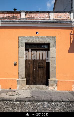 Antigua, Guatemala, 28. Februar 2020: Farbenfrohe Gebäude des kolonialen Antigua in Guatemala Stockfoto