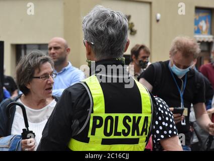 Legnica, Polen. Juni 2020. Wahlkampfveranstaltung des Präsidentschaftskandidaten Rafal Trzaskowski bei einer Wahlkampfveranstaltung in Legnica nahmen über tausend Menschen Teil. Es gab auch Wahlsprüche Kredit: Piotr Twardysko-Wierzbicki/ZUMA Wire/Alamy Live News Stockfoto