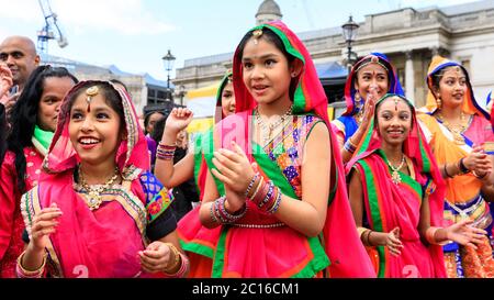 Kinder treten in traditionellen Rajastani-Kleidern im Diwali on the Square, Diwali Festival Trafalgar Square, London, Großbritannien auf Stockfoto