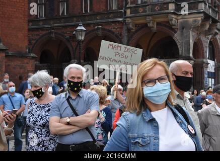 Legnica, Polen. Juni 2020. Wahlkampfveranstaltung des Präsidentschaftskandidaten Rafal Trzaskowski bei einer Wahlkampfveranstaltung in Legnica nahmen über tausend Menschen Teil. Es gab auch Wahlsprüche Kredit: Piotr Twardysko-Wierzbicki/ZUMA Wire/Alamy Live News Stockfoto