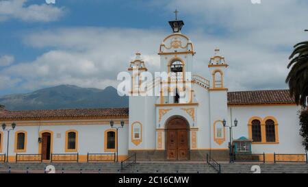 Quito, Pichincha / Ecuador - Februar 17 2019: Vorderansicht der Kirche von Quiroga. Es ist eine Gemeinde des Kantons Cotacachi Stockfoto