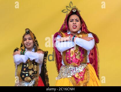 Darsteller in farbenfrohen Rajastani-Kleidern auf der Bühne des Diwali on the Square, Diwali Festival Trafalgar Square, London Stockfoto