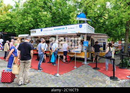 Soziale Distanzierung und Schlange von Menschen am Lebensmittelmarkt während der covid-19 Corona-Virus-Krise in Münster Stockfoto