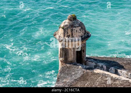 Atemberaubende Wachtposten-Box (garita) mit türkisfarbenem Karibikwasser in San Juan, Puerto Rico. Stockfoto