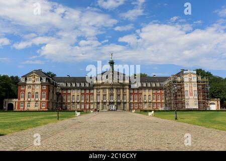 Schloss Münster oder Schloß Münster, Vorderansicht des barocken Wahrzeichen-Schlosses, heute Teil der Westfälischen Wilhelms-Universität, Deutschland Stockfoto