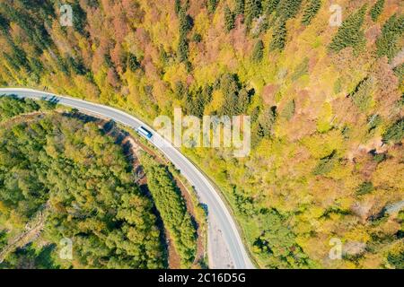 Luftaufnahme der Bergstraße im Frühjahr. Wunderschöne skyview Landschaft. Karpaten. Ukraine Stockfoto