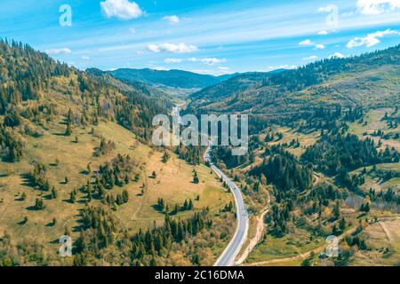 Luftaufnahme einer Bergautobahn im Frühjahr. Wunderschöne Berglandschaft. Karpaten. Ukraine Stockfoto