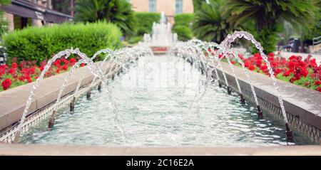 Brunnen auf dem Platz (Plaza de la Glorieta) neben dem Rathaus in Murcia, Spanien Stockfoto