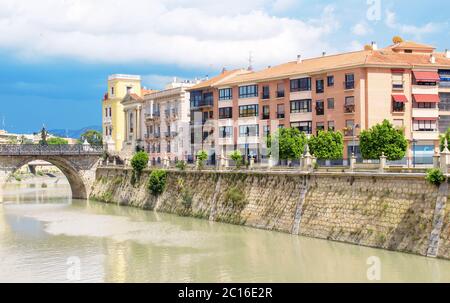 Murcia, Murcia, Spanien. Juni 13, 2020. Murcia Stadtleben im Fluss Segura und der Brücke Los Peligros. Vorbeifahrende Autos und Leute. Murcia Lei Stockfoto