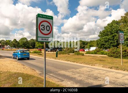 Burley, Großbritannien. Sonntag, 14. Juni 2020. Ein Auto fährt an einem 30 Meilen pro Stunde Tempolimit-Schild im New Forest in Hampshire vorbei. Quelle: Thomas Faull/Alamy Live News Stockfoto