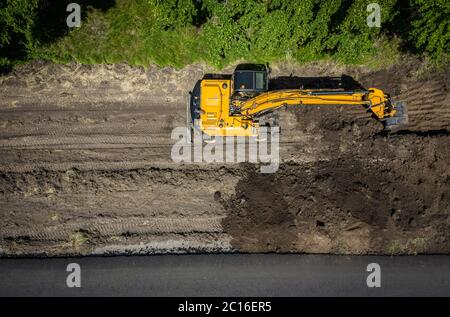 Straßenbagger Maschinen in Straßenreparaturen einer Autobahn Draufsicht verwendet Stockfoto