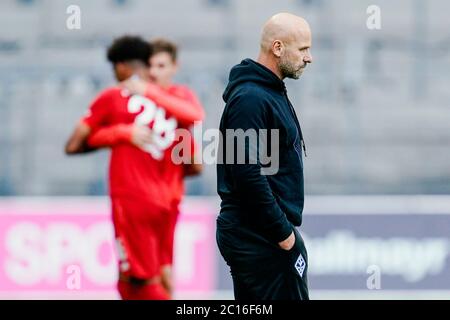 Mannheim, Deutschland. Juni 2020. Fußball: 3. Spielklasse, SV Waldhof Mannheim - Bayern München II, 32. Spieltag, im Carl-Benz Stadion. Mannheims Trainer Bernhard Trares geht nach dem Ende des Spiels über das Feld. Quelle: Uwe Anspach/dpa/Alamy Live News Stockfoto