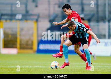 Mannheim, Deutschland. Juni 2020. Fußball: 3. Spielklasse, SV Waldhof Mannheim - Bayern München II, 32. Spieltag, im Carl-Benz Stadion. Der Münchner Woo-yeong Jeong (zurück) und der Mannheimer Marco Schuster kämpfen um den Ball. Quelle: Uwe Anspach/dpa/Alamy Live News Stockfoto