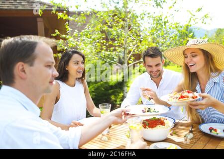 Abends verschiedene italienische Gerichte und Limonade im Garten Stockfoto