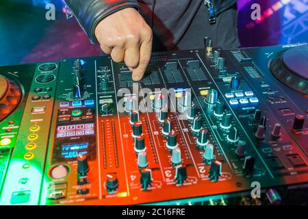 DJ spielt den Track im Nachtclub - Madame Tussauds Museum Stockfoto