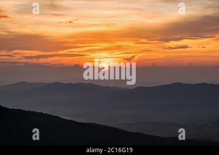 Sonnenuntergang auf Phu Chi Fa Forest Park Stockfoto