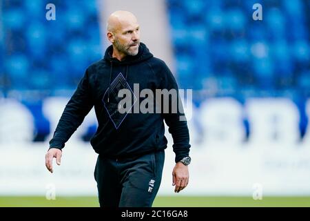 Mannheim, Deutschland. Juni 2020. Fußball: 3. Spielklasse, SV Waldhof Mannheim - Bayern München II, 32. Spieltag, im Carl-Benz Stadion. Mannheims Trainer Bernhard Trares geht nach dem Ende des Spiels über das Feld. Quelle: Uwe Anspach/dpa/Alamy Live News Stockfoto