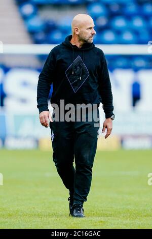 Mannheim, Deutschland. Juni 2020. Fußball: 3. Spielklasse, SV Waldhof Mannheim - Bayern München II, 32. Spieltag, im Carl-Benz Stadion. Mannheims Trainer Bernhard Trares geht nach dem Ende des Spiels über das Feld. Quelle: Uwe Anspach/dpa/Alamy Live News Stockfoto