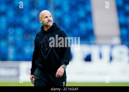 Mannheim, Deutschland. Juni 2020. Fußball: 3. Spielklasse, SV Waldhof Mannheim - Bayern München II, 32. Spieltag, im Carl-Benz Stadion. Mannheims Trainer Bernhard Trares geht nach dem Ende des Spiels über das Feld. Quelle: Uwe Anspach/dpa/Alamy Live News Stockfoto