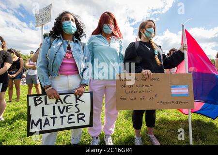 Juni 13, 2020. Roxbury, MA. Tausende versammelten sich im Franklin Park für eine Mahnwache, um das Bewusstsein für schwarze Transgender-Rechte zu schärfen und Geld für die zu sammeln Stockfoto