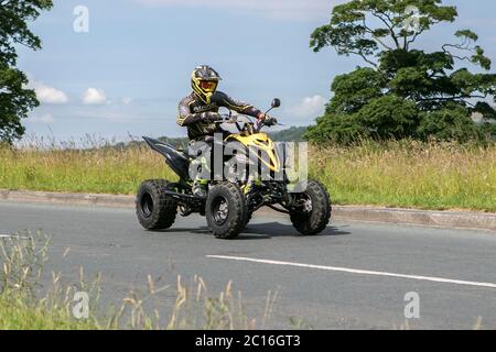 Ein junger Motorradfahrer, der ein Yamaha YFM700R SE Stealth Edition 2019 Modell Quad Bike in der Nähe von Chorley in Lancashire, Großbritannien, fährt Stockfoto