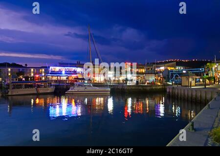 Die Knysna Waterfront in Dusk, Südafrika. Knysna ist eine Stadt in der Provinz Western Cape in Südafrika und ist Teil der Garden Route Stockfoto