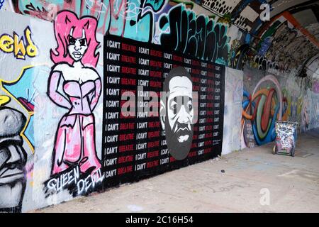 Montreal, Quebec, Kanada. Juni 2020. New George Floyd "Ich kann nicht atmen" Wandbild erscheint in der Rouen legal Graffiti Wand im East End von Montreal. Die Kunst folgt Wochen der Black Lives Matters Proteste auf der ganzen Welt. Die Kunst wurde von Christopher Powell und Caroline Thibault geschaffen. Kredit: Meanderingemu/Alamy Live Nachrichten Stockfoto