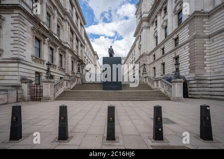 Das Denkmal des Generalmajors Robert Clive steht in der Charles Street, Whitehall, London, Großbritannien, umgeben von einer Schutzverkleidung. Stockfoto