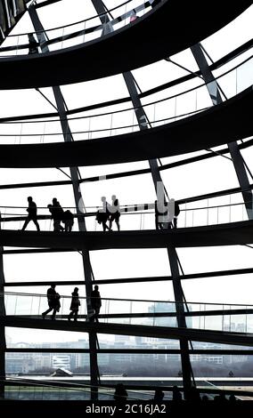 Touristen in der Glaskuppel des Reichstagsgebäudes in Berlin, Deutschland, die von Architekt Norman Foster entworfen wurde Stockfoto
