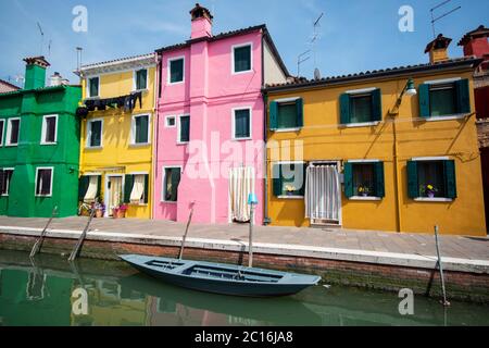 Bunt bemalte Häuser auf der Insel Burano in der Lagune von Venedig, Italien Stockfoto