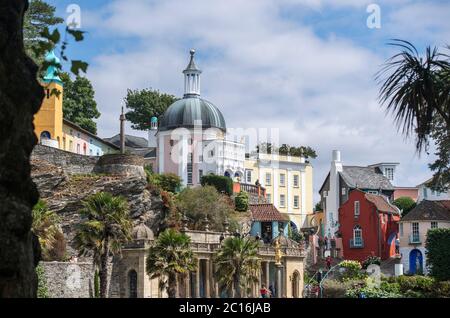 Blick auf einige der Gebäude im italienischen Dorf Portmeirion in Nordwales, Großbritannien Stockfoto