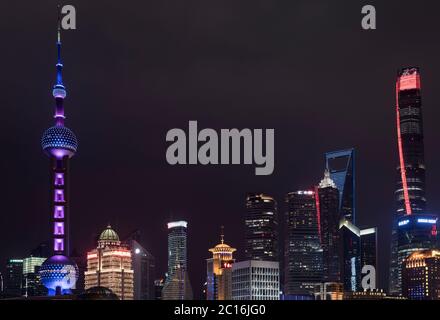 Skyline von Pudong District angesehen vom Bund über den Huangpu River in Shanghai, China Stockfoto