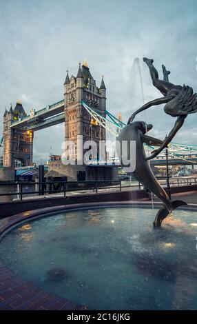 Mädchen mit einem Delphin Statue des Künstlers David Wynne in der Nähe der Tower Bridge in London, England, UK erstellt Stockfoto