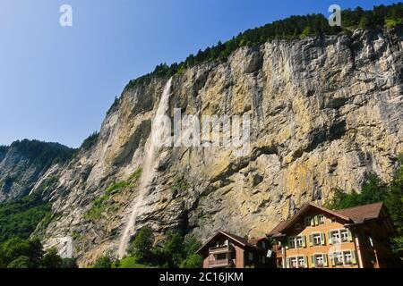 Blick auf Lauterbrunnen Dorf mit Staubbachfällen, Interlaken-Oberhasli, Bern, Schweiz Stockfoto