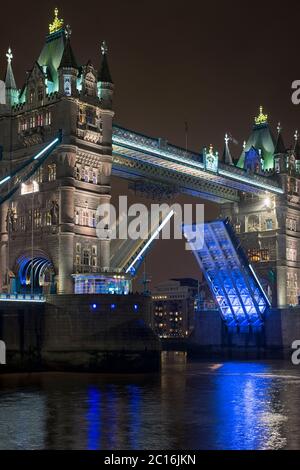 Tower Bridge bei Nacht, London, England, UK öffnen Stockfoto