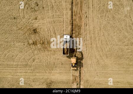 Lader Bagger lädt den Boden in den Stapler am Straßenbau Stockfoto