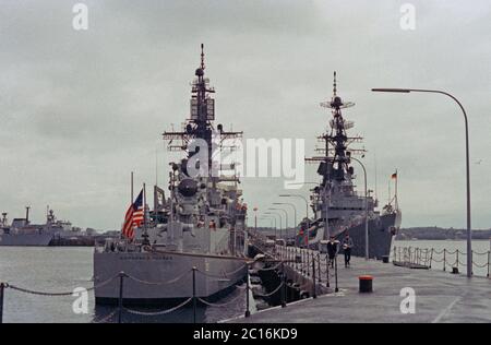 Amerikanisches Kriegsschiff Richmond K. Turner und deutscher Zerstörer Lütjens, Marinestützpunkt, Oktober 1981, Kiel, Schleswig-Holstein, Deutschland Stockfoto