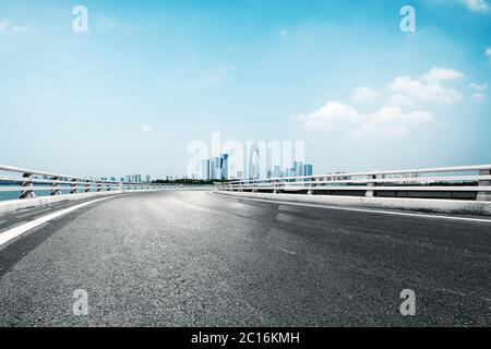 Leere Straße mit moderner Stadt Stockfoto