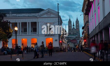 Quito, Pichincha / Ecuador - Juni 22 2019: Menschen, die auf dem Unabhängigkeitsplatz im historischen Zentrum der Stadt Quito mit der Basilika von Th Stockfoto