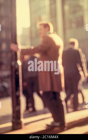 Unschärfes Bild von Menschen auf einer Straße im Zentrum von London, England, Großbritannien Stockfoto