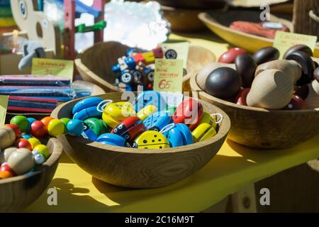 Bunte Spielzeuge aus Holz auf dem Markt. Brünn, Tschechische Republik Stockfoto